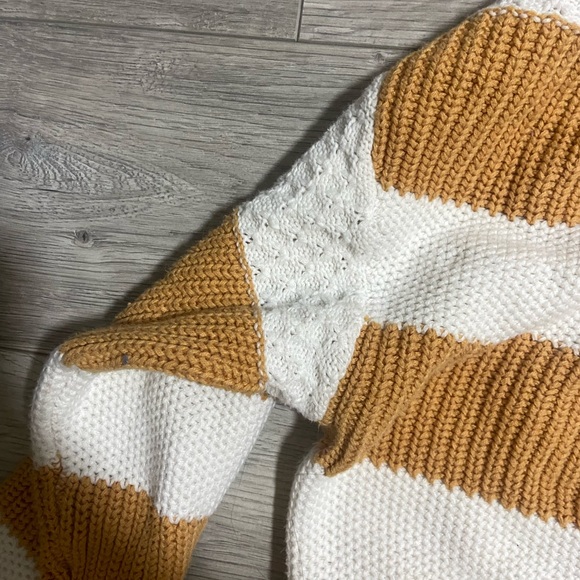 Yellow Gold, and white Sweater size L - Picture 3 of 6